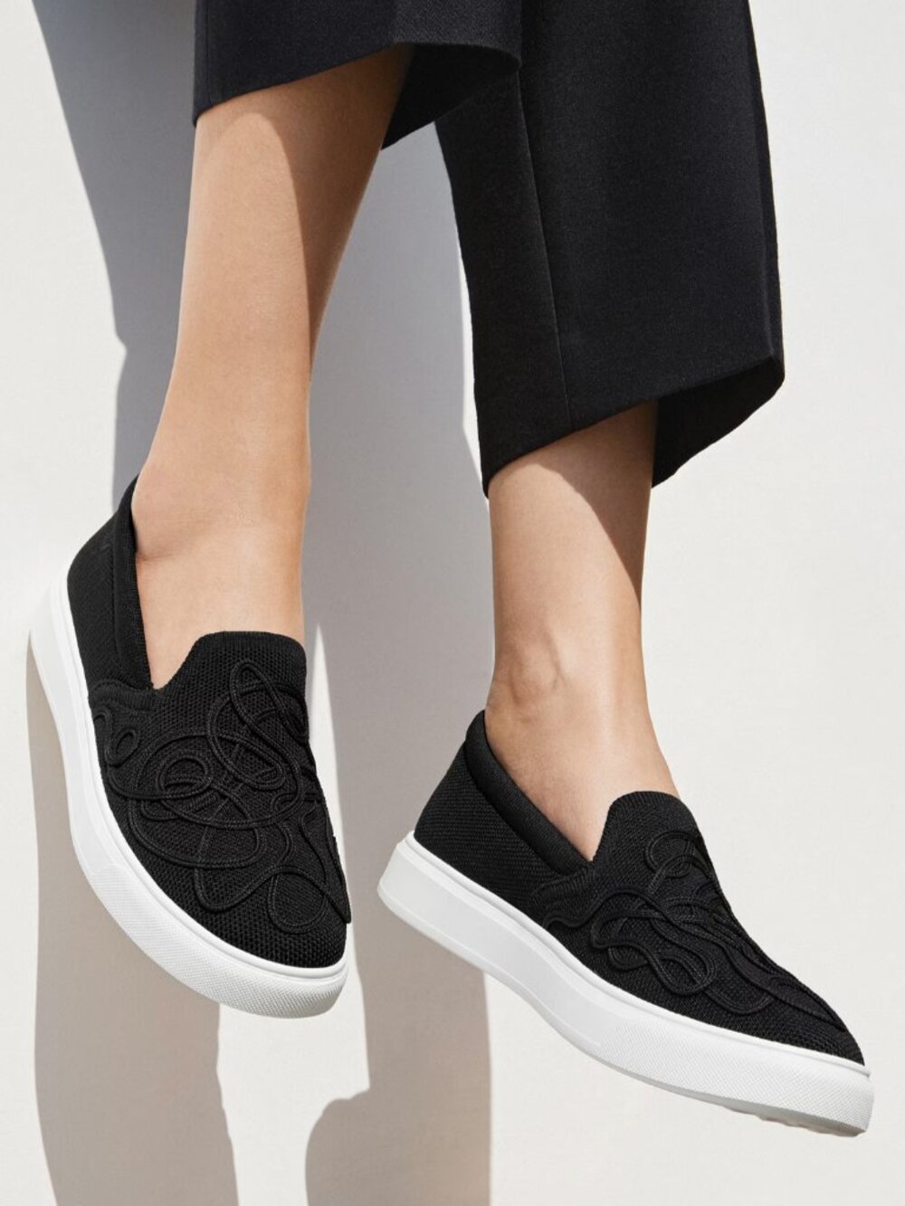 VIVAIA V-Tune Classic Slip-On Embroidered Sneakers Size 8 (39)